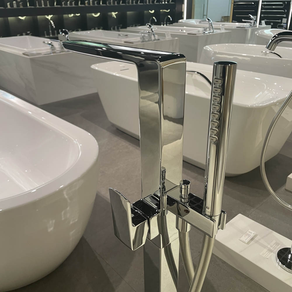 Vòi xả bồn tắm TOTO TBG02306BA TBN01105B đặt sàn nóng lạnh (kèm đế)