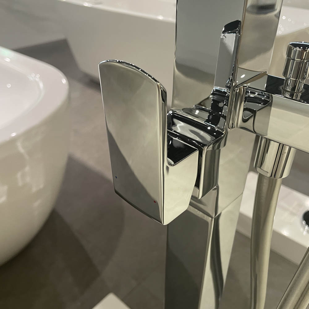 Vòi xả bồn tắm TOTO TBG02306BA TBN01105B đặt sàn nóng lạnh (kèm đế)