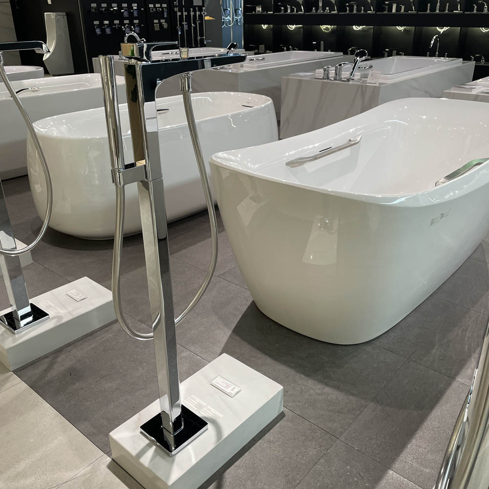 Vòi xả bồn tắm TOTO TBG07306AA TBN01105B đặt sàn nóng lạnh (kèm đế)