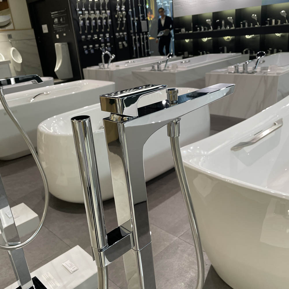 Vòi xả bồn tắm TOTO TBG07306AA TBN01105B đặt sàn nóng lạnh (kèm đế)