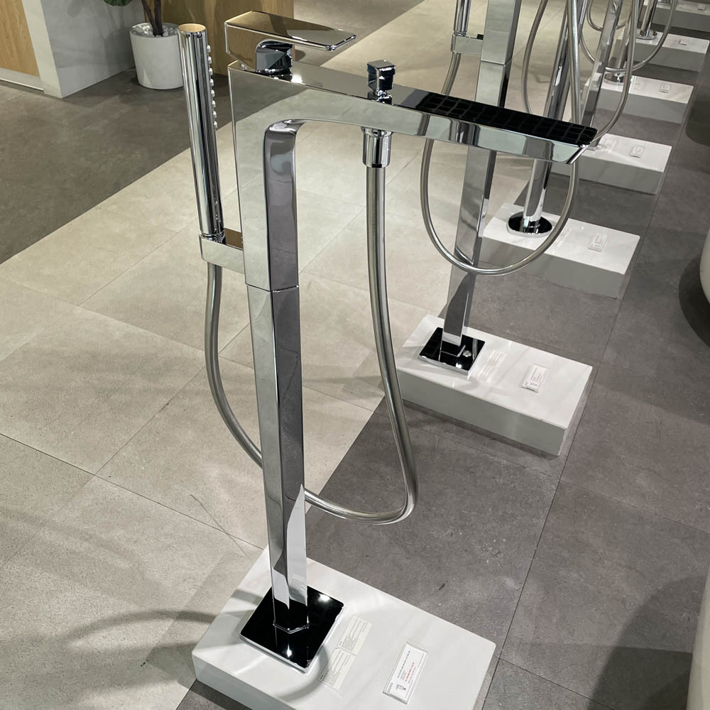 Vòi xả bồn tắm TOTO TBG07306AA TBN01105B đặt sàn nóng lạnh (kèm đế)