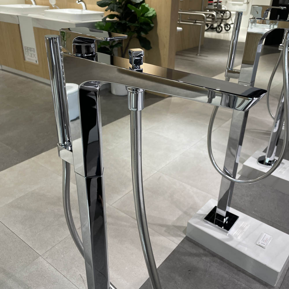 Vòi xả bồn tắm TOTO TBG07306AA TBN01105B đặt sàn nóng lạnh (kèm đế)