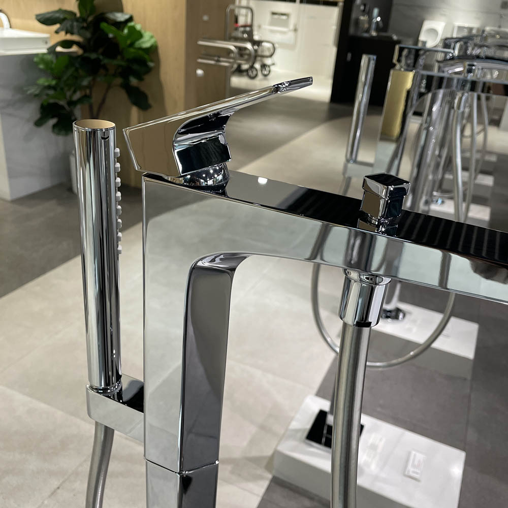 Vòi xả bồn tắm TOTO TBG07306AA TBN01105B đặt sàn nóng lạnh (kèm đế)