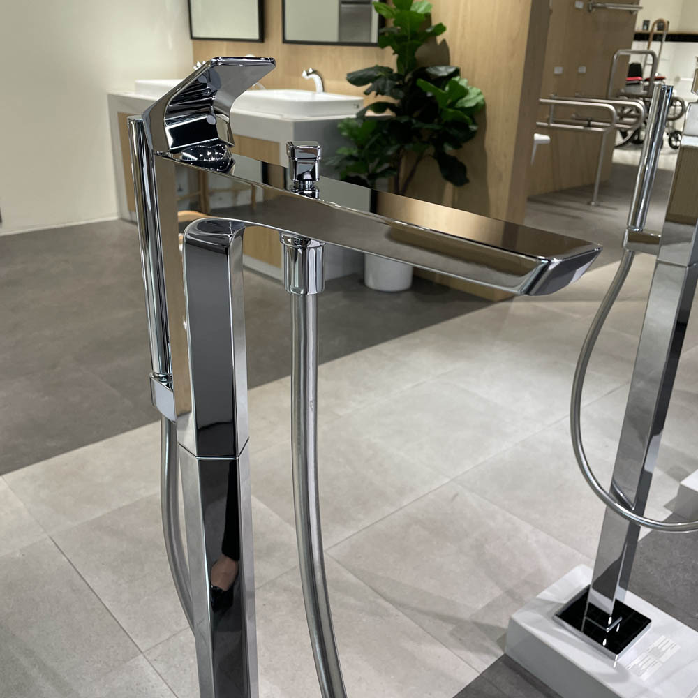 Vòi xả bồn tắm TOTO TBG07306AA TBN01105B đặt sàn nóng lạnh (kèm đế)