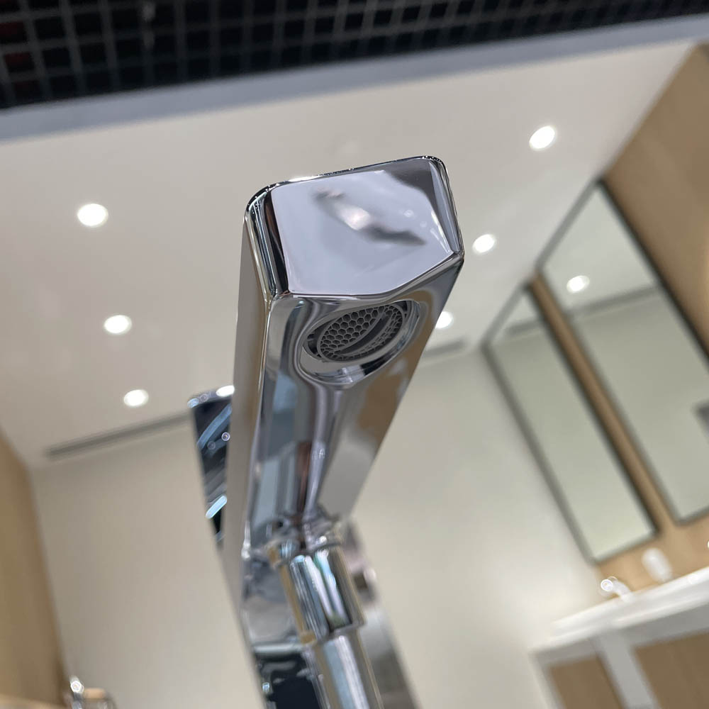 Vòi xả bồn tắm TOTO TBG07306AA TBN01105B đặt sàn nóng lạnh (kèm đế)