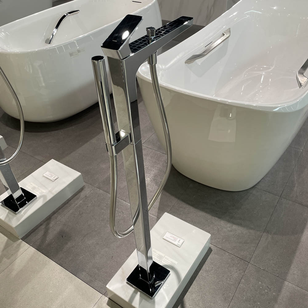 Vòi xả bồn tắm TOTO TBG07306AA TBN01105B đặt sàn nóng lạnh (kèm đế)