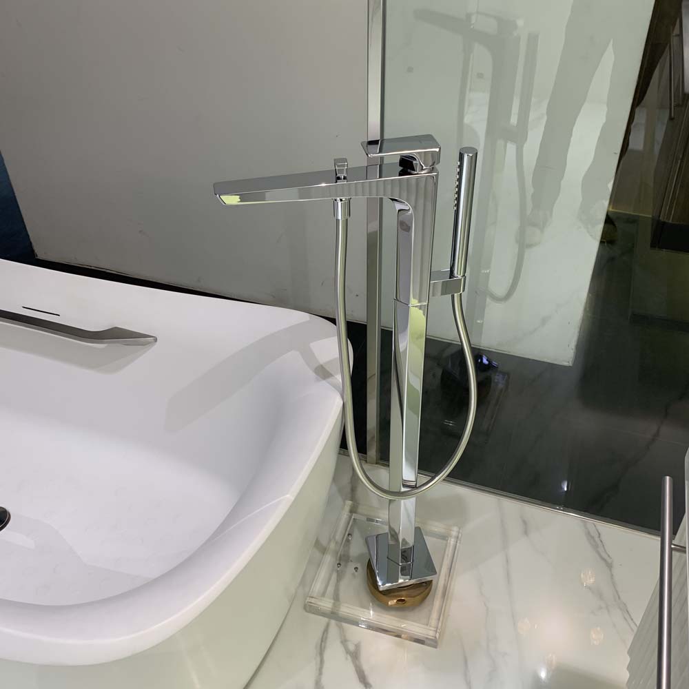 Vòi xả bồn tắm TOTO TBG07306AA TBN01105B đặt sàn nóng lạnh (kèm đế)