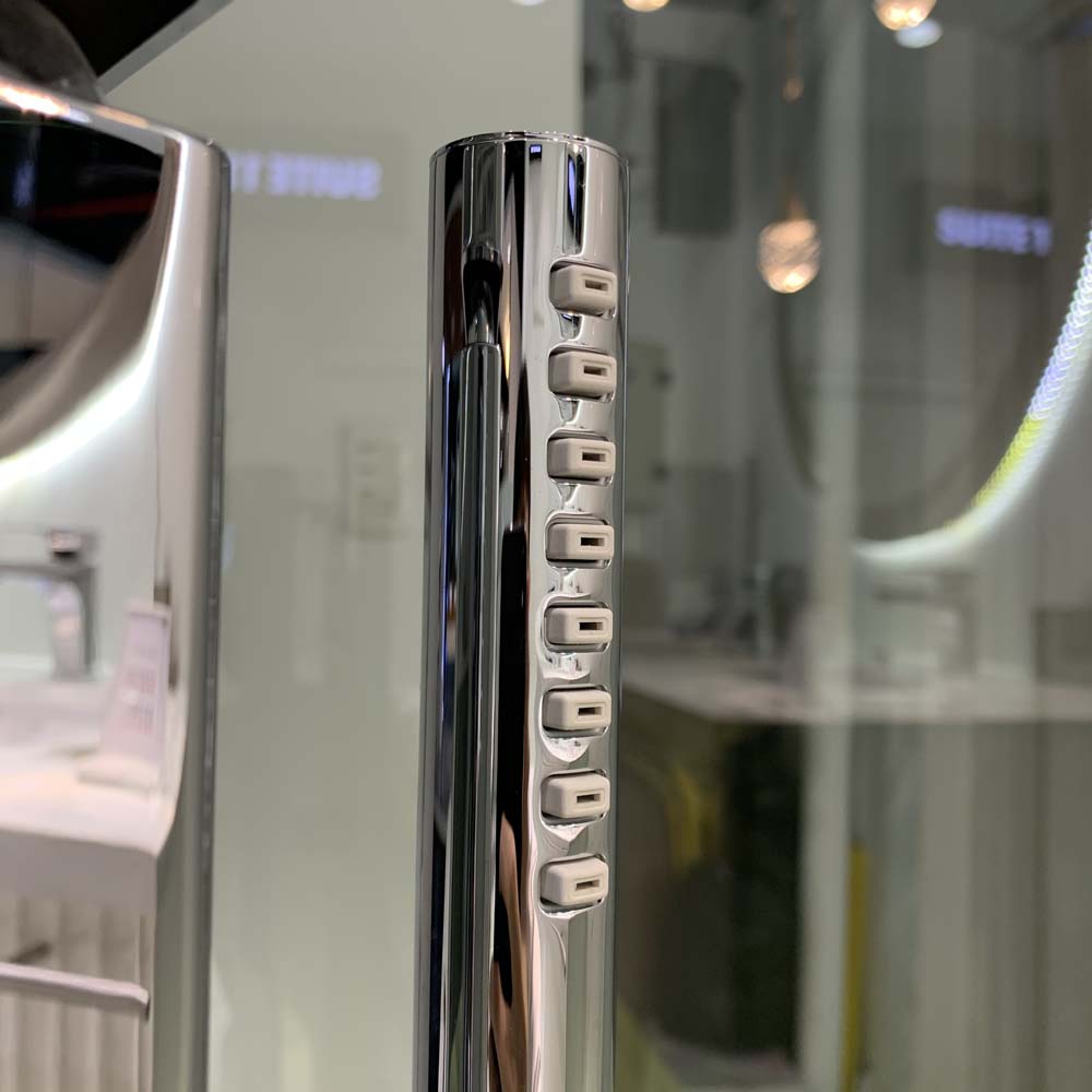 Vòi xả bồn tắm TOTO TBG07306AA TBN01105B đặt sàn nóng lạnh (kèm đế)