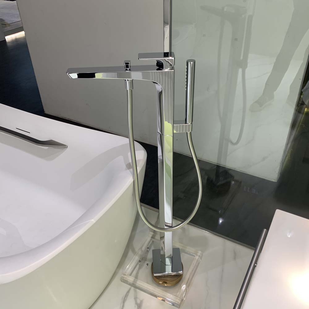 Vòi xả bồn tắm TOTO TBG07306AA TBN01105B đặt sàn nóng lạnh (kèm đế)