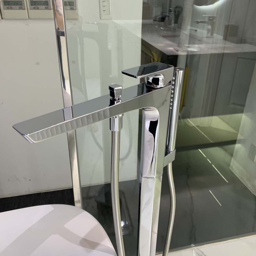 Vòi xả bồn tắm TOTO TBG07306AA TBN01105B đặt sàn nóng lạnh (kèm đế)