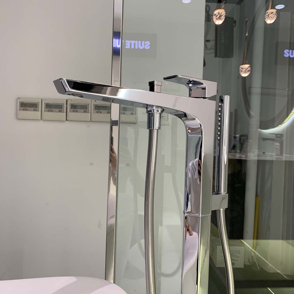 Vòi xả bồn tắm TOTO TBG07306AA TBN01105B đặt sàn nóng lạnh (kèm đế)