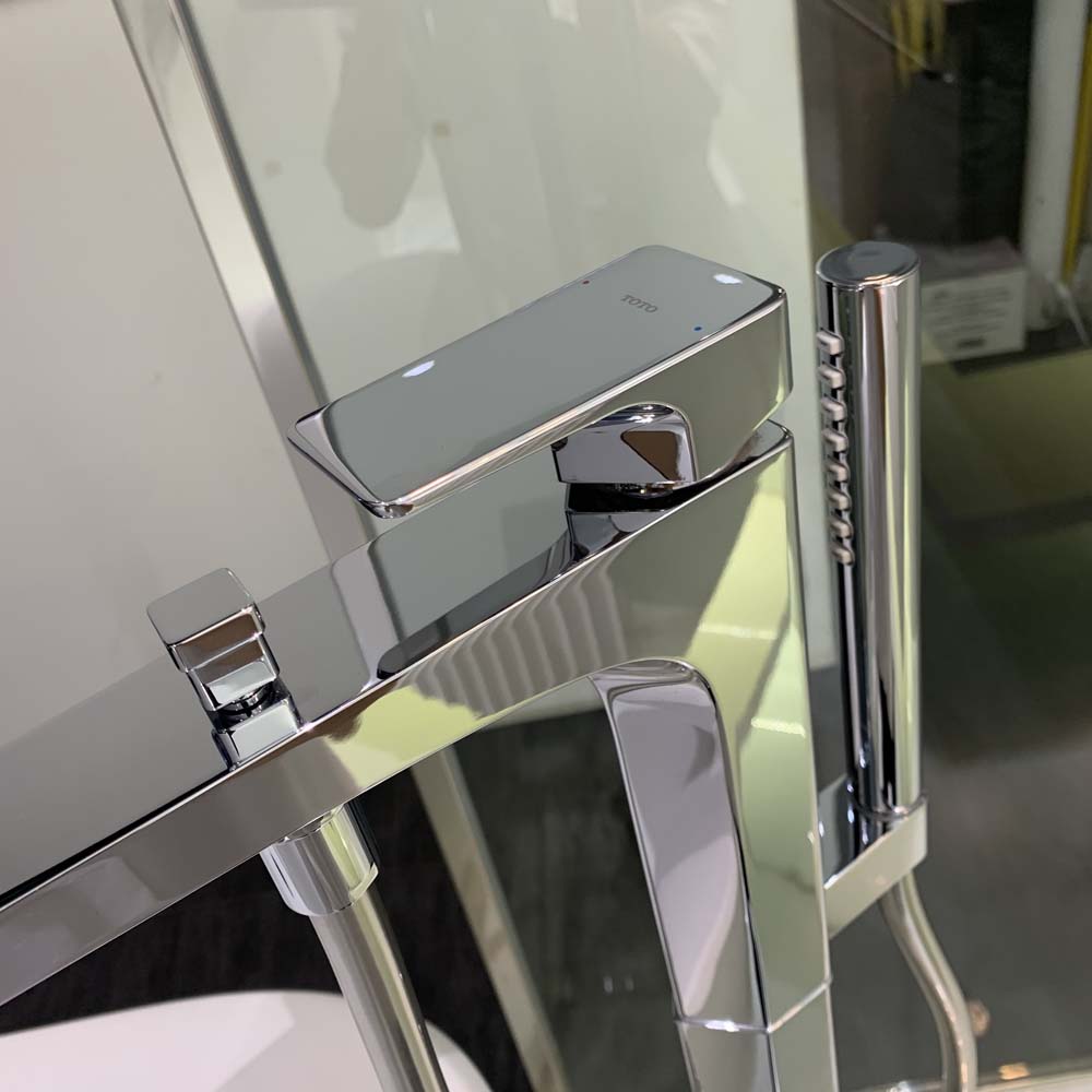 Vòi xả bồn tắm TOTO TBG07306AA TBN01105B đặt sàn nóng lạnh (kèm đế)