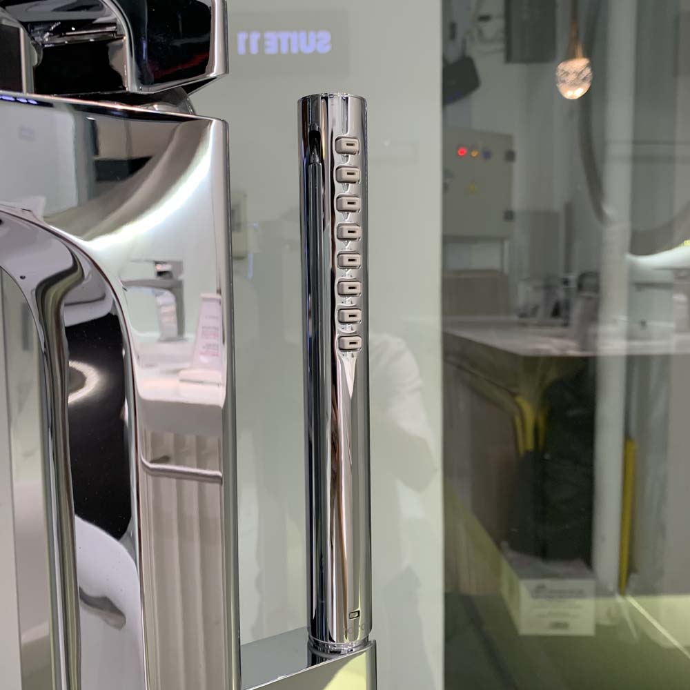 Vòi xả bồn tắm TOTO TBG07306AA TBN01105B đặt sàn nóng lạnh (kèm đế)