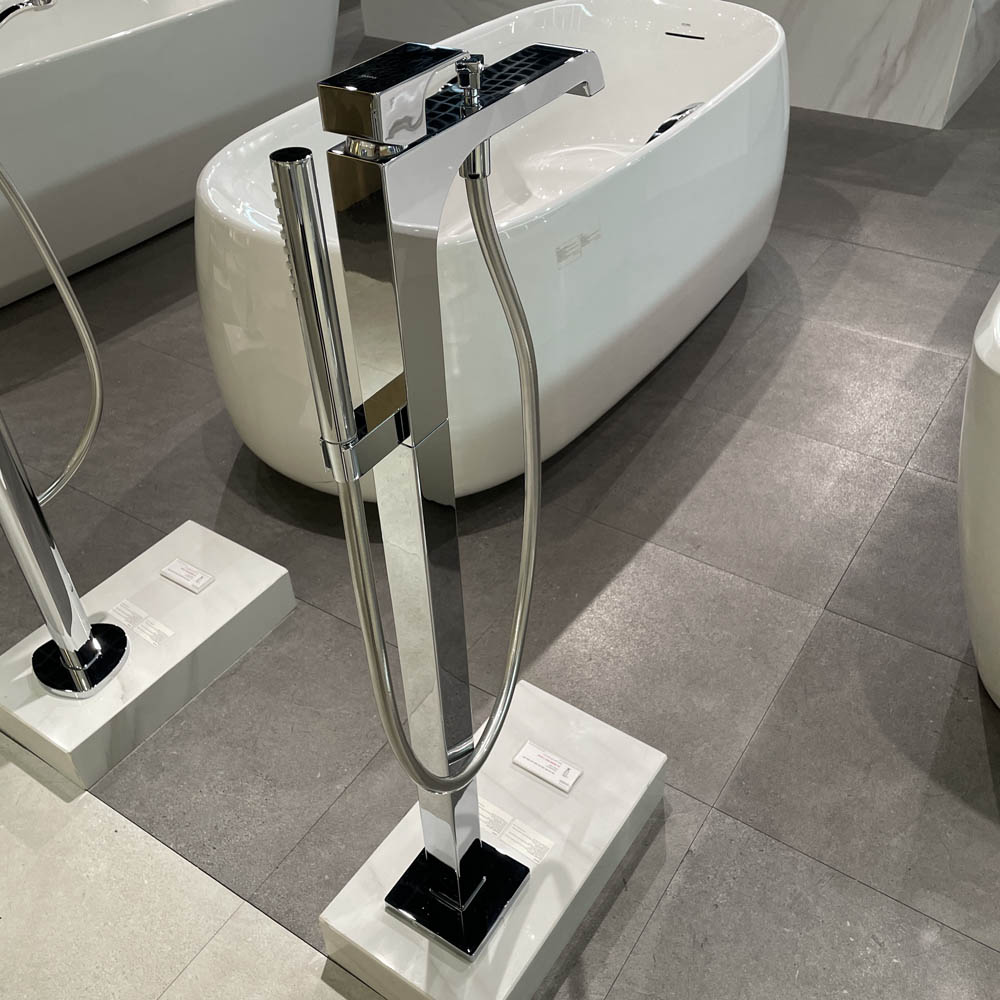 Vòi xả bồn tắm TOTO TBG08306AA TBN01105B đặt sàn nóng lạnh (kèm đế)