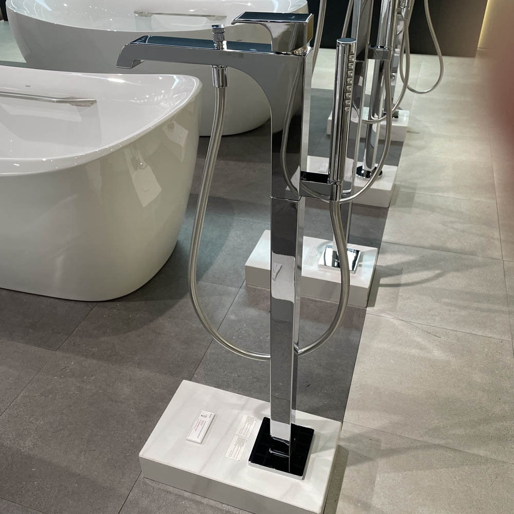 Vòi xả bồn tắm TOTO TBG08306AA TBN01105B đặt sàn nóng lạnh (kèm đế)