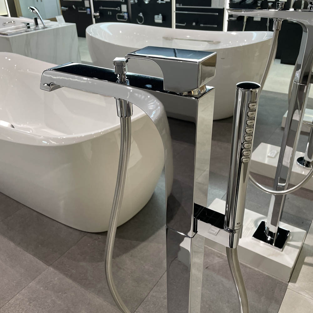 Vòi xả bồn tắm TOTO TBG08306AA TBN01105B đặt sàn nóng lạnh (kèm đế)