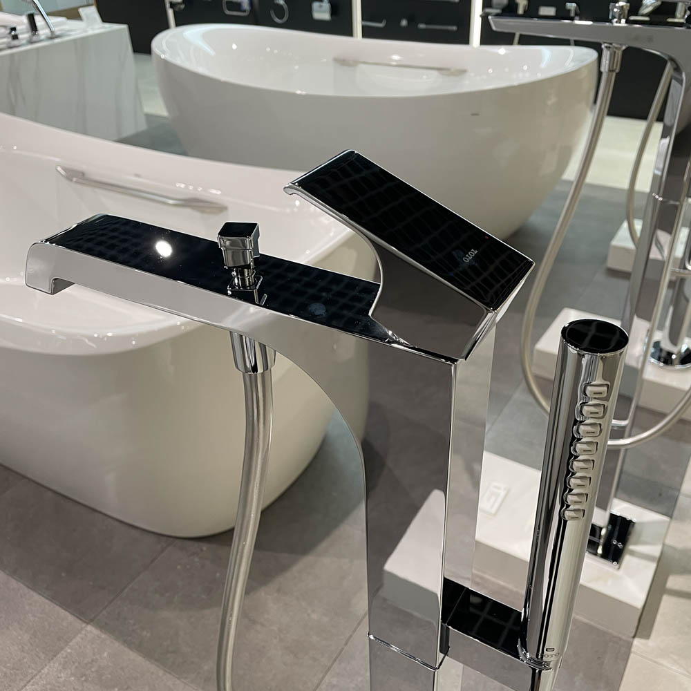 Vòi xả bồn tắm TOTO TBG08306AA TBN01105B đặt sàn nóng lạnh (kèm đế)