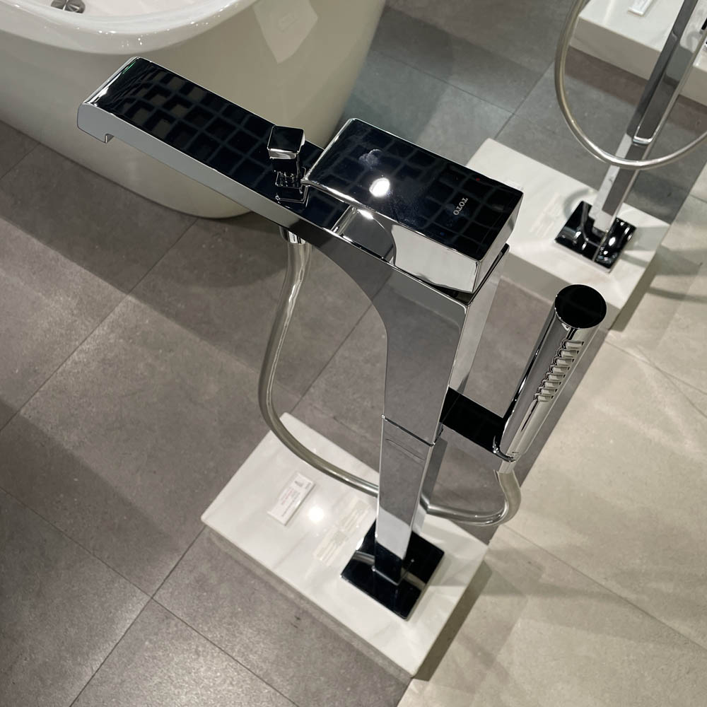 Vòi xả bồn tắm TOTO TBG08306AA TBN01105B đặt sàn nóng lạnh (kèm đế)