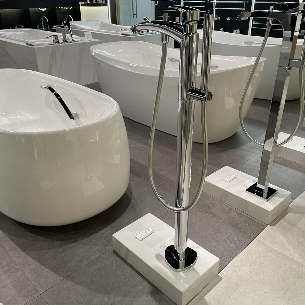 Vòi xả bồn tắm TOTO TBG09306AA TBN01105B đặt sàn nóng lạnh (kèm đế)