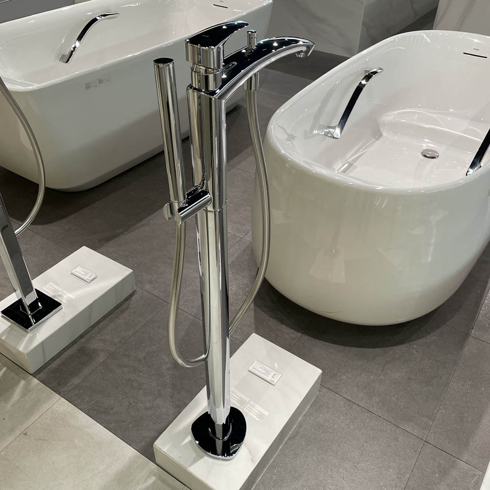 Vòi xả bồn tắm TOTO TBG09306AA TBN01105B đặt sàn nóng lạnh (kèm đế)