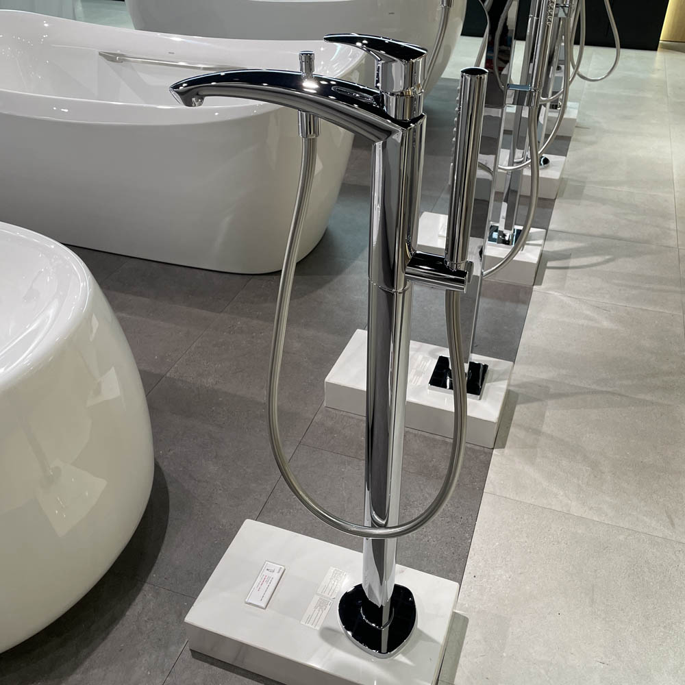 Vòi xả bồn tắm TOTO TBG09306AA TBN01105B đặt sàn nóng lạnh (kèm đế)