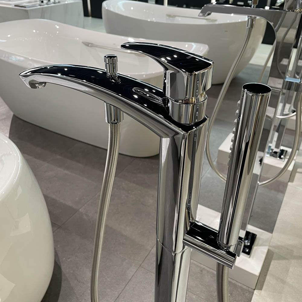 Vòi xả bồn tắm TOTO TBG09306AA TBN01105B đặt sàn nóng lạnh (kèm đế)