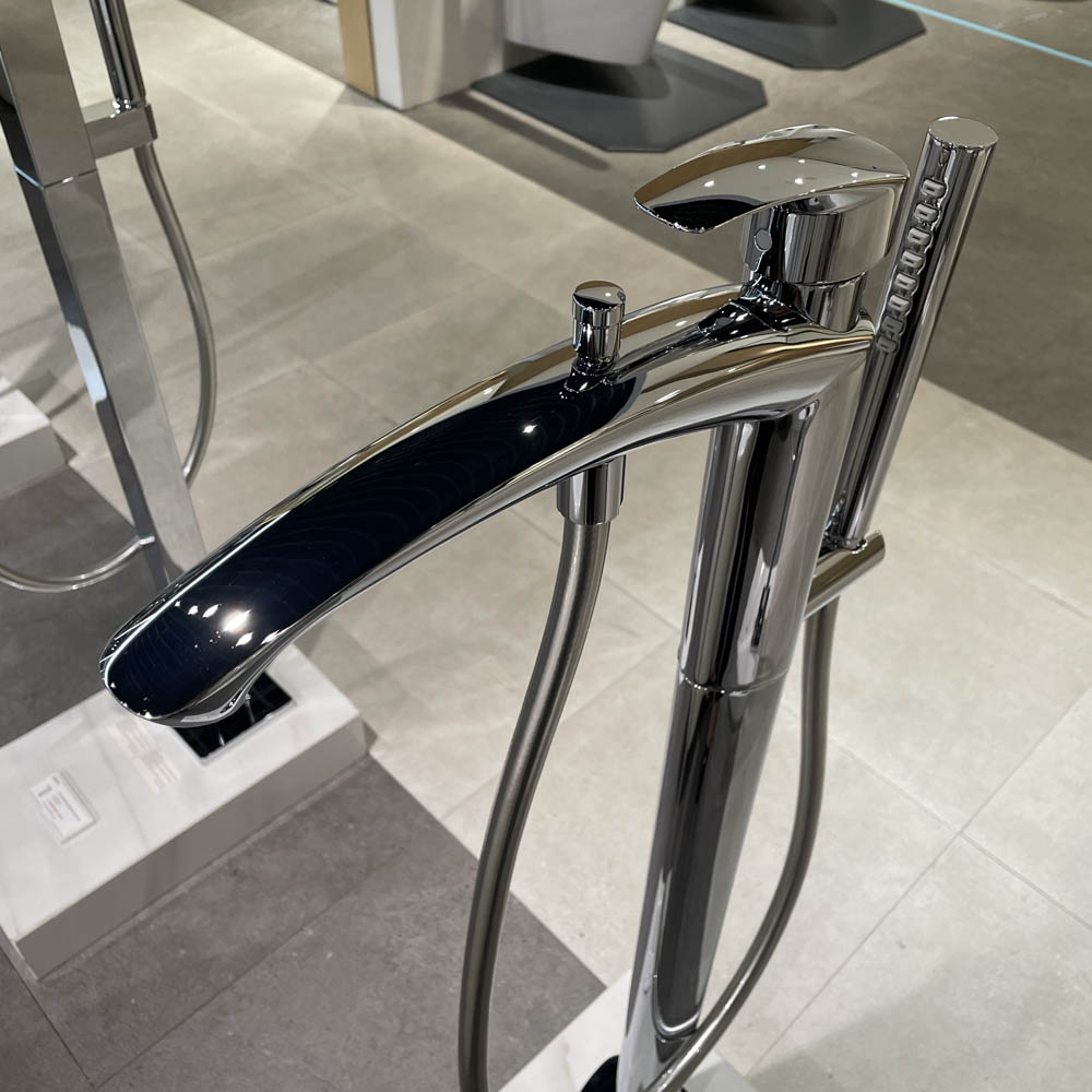 Vòi xả bồn tắm TOTO TBG09306AA TBN01105B đặt sàn nóng lạnh (kèm đế)