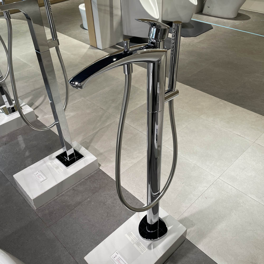 Vòi xả bồn tắm TOTO TBG09306AA TBN01105B đặt sàn nóng lạnh (kèm đế)