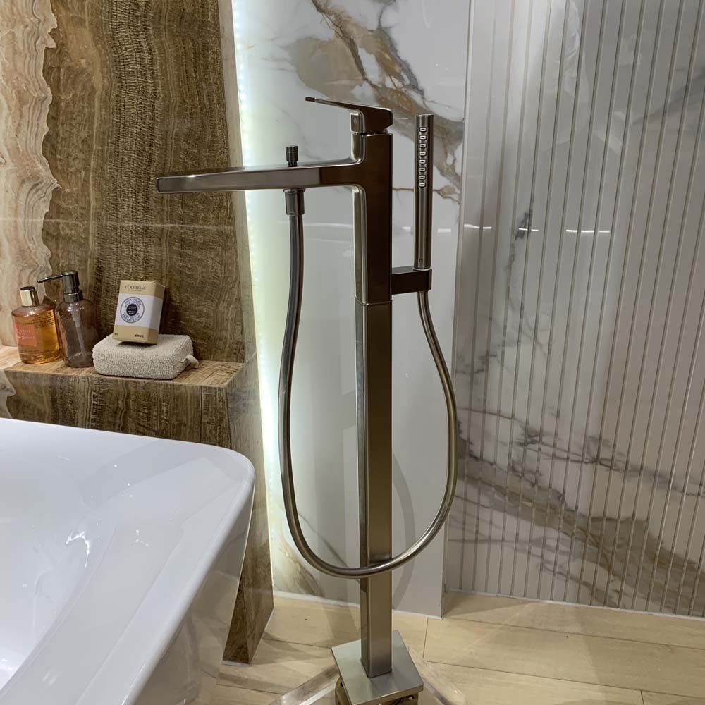 Vòi xả bồn tắm TOTO TBG10306AA đặt sàn nóng lạnh