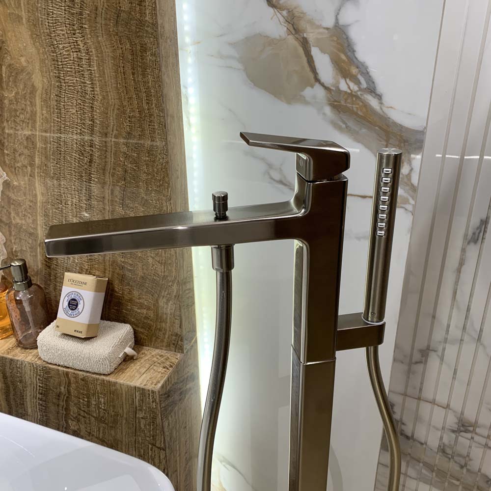 Vòi xả bồn tắm TOTO TBG10306AA đặt sàn nóng lạnh