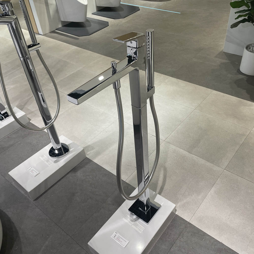 Vòi xả bồn tắm TOTO TBG10306AA đặt sàn nóng lạnh