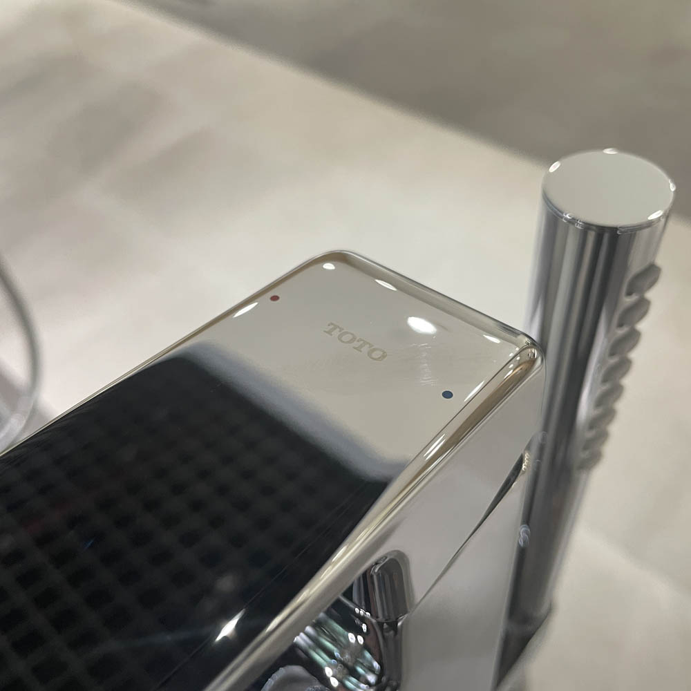 Vòi xả bồn tắm TOTO TBG10306AA TBN01105B đặt sàn nóng lạnh (kèm đế)