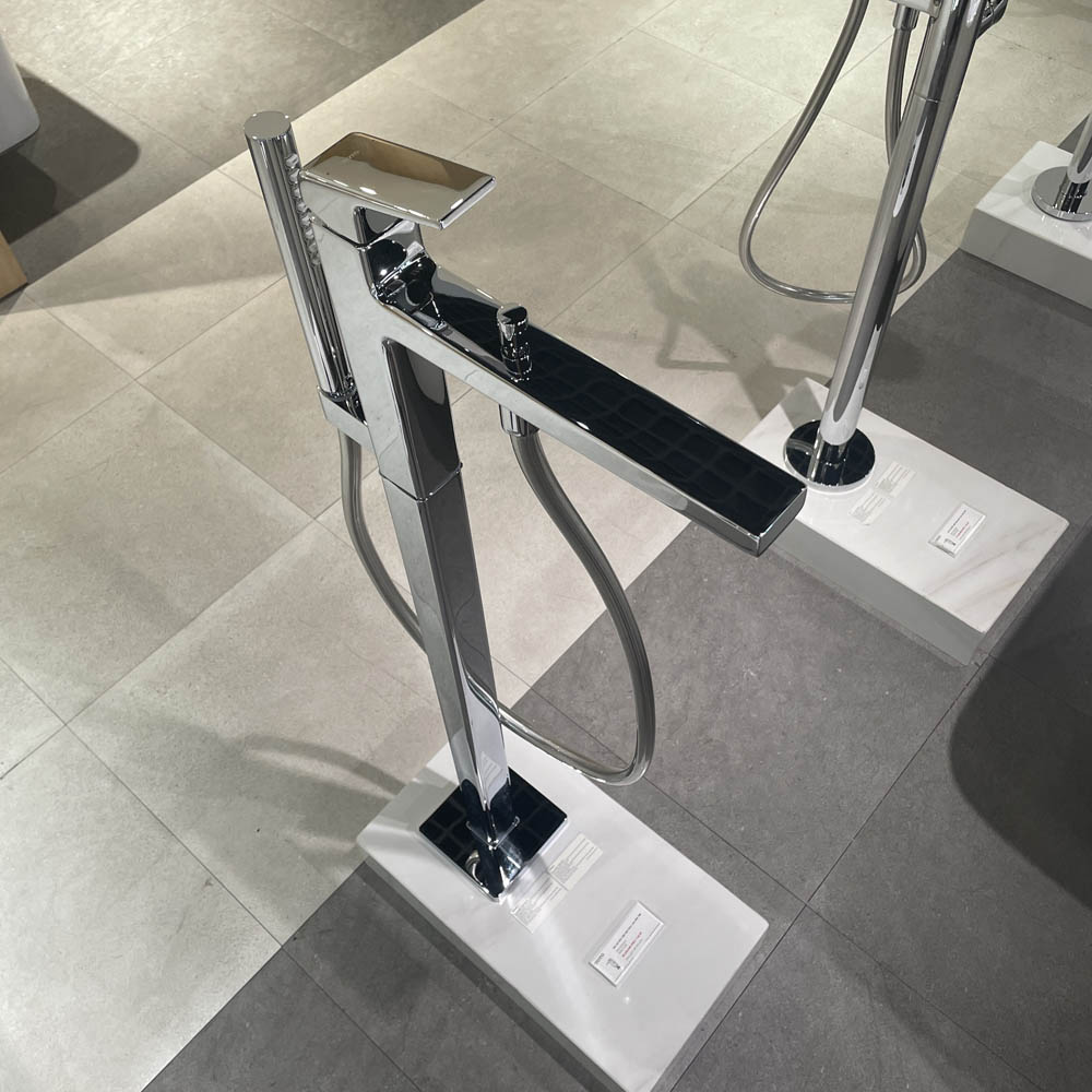 Vòi xả bồn tắm TOTO TBG10306AA TBN01105B đặt sàn nóng lạnh (kèm đế)