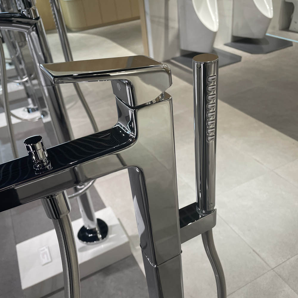 Vòi xả bồn tắm TOTO TBG10306AA TBN01105B đặt sàn nóng lạnh (kèm đế)