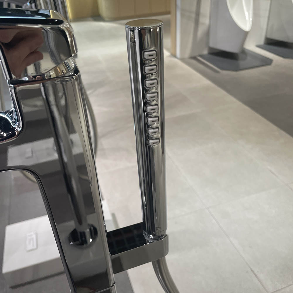 Vòi xả bồn tắm TOTO TBG10306AA TBN01105B đặt sàn nóng lạnh (kèm đế)