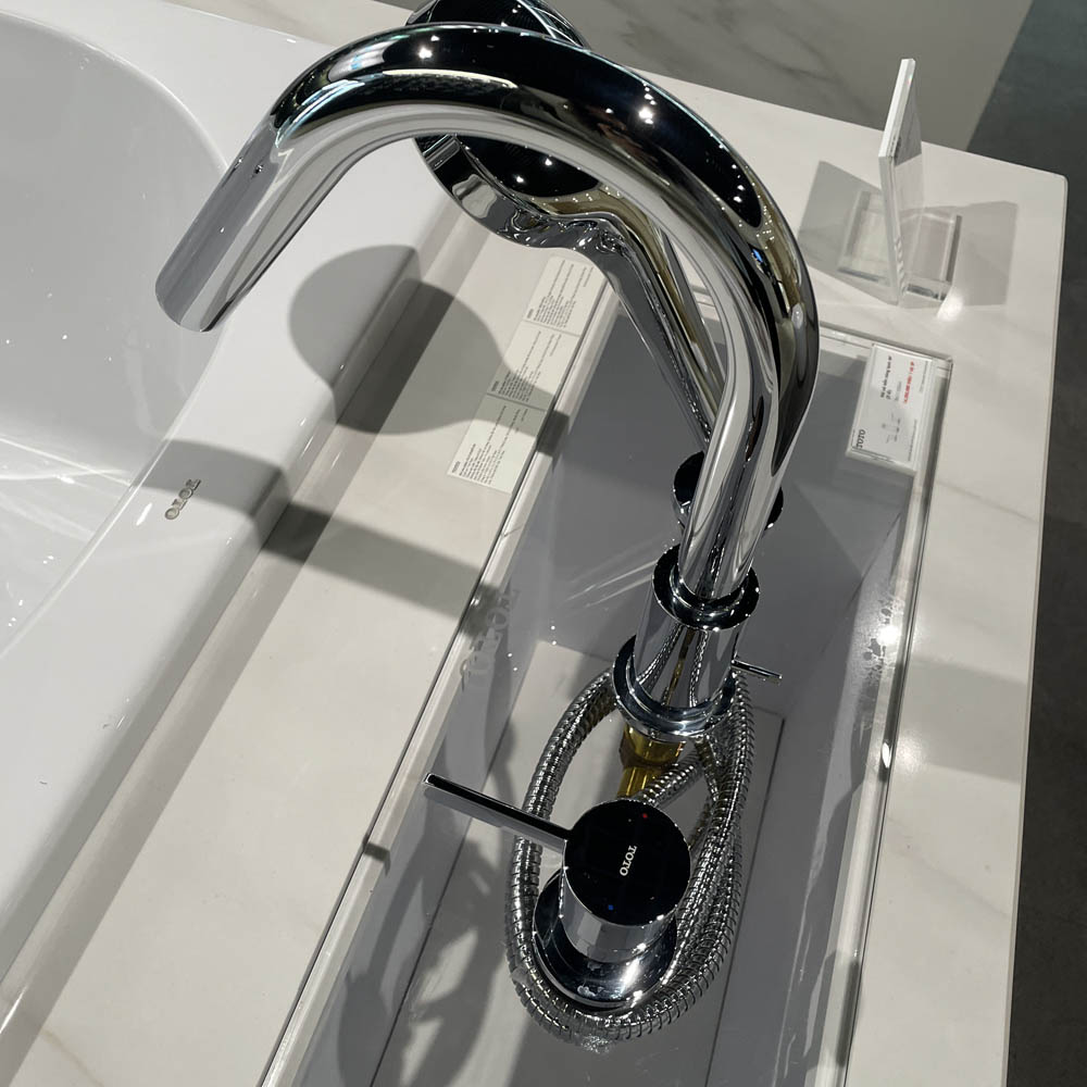 Vòi xả bồn tắm TOTO TBG11305AA nóng lạnh kèm tay sen