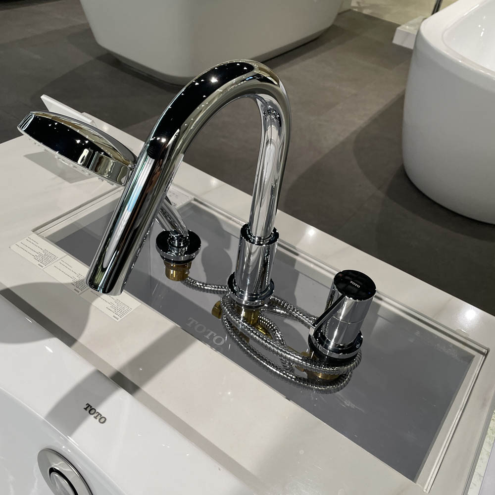 Vòi xả bồn tắm TOTO TBG11305AA nóng lạnh kèm tay sen