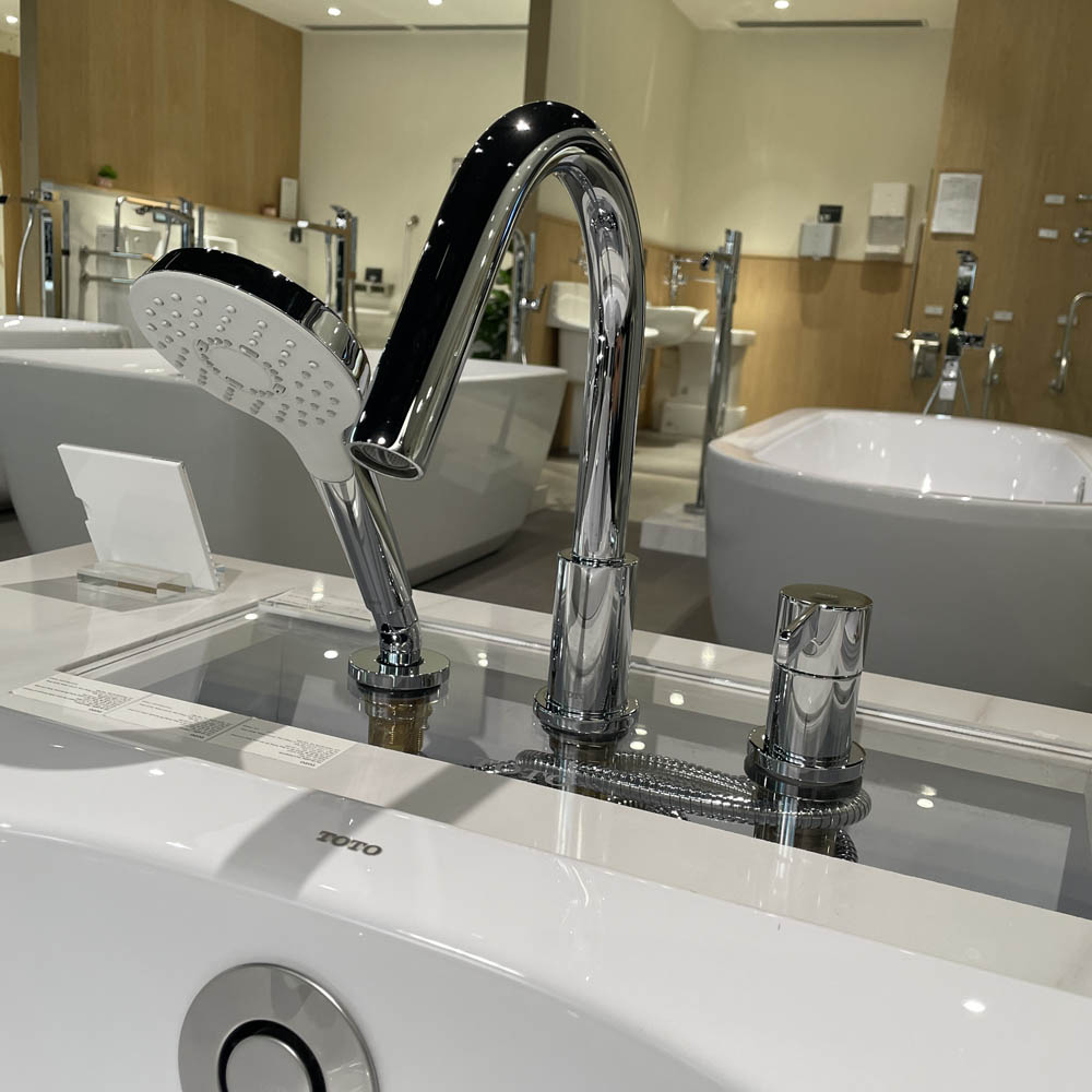 Vòi xả bồn tắm TOTO TBG11305AA nóng lạnh kèm tay sen