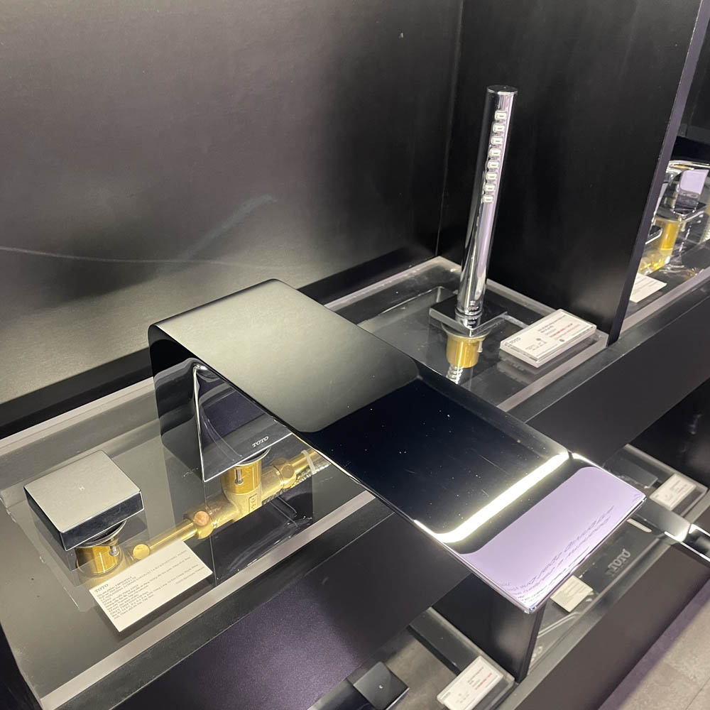 Vòi xả bồn tắm TOTO TBP02202AA nóng lạnh kèm tay sen