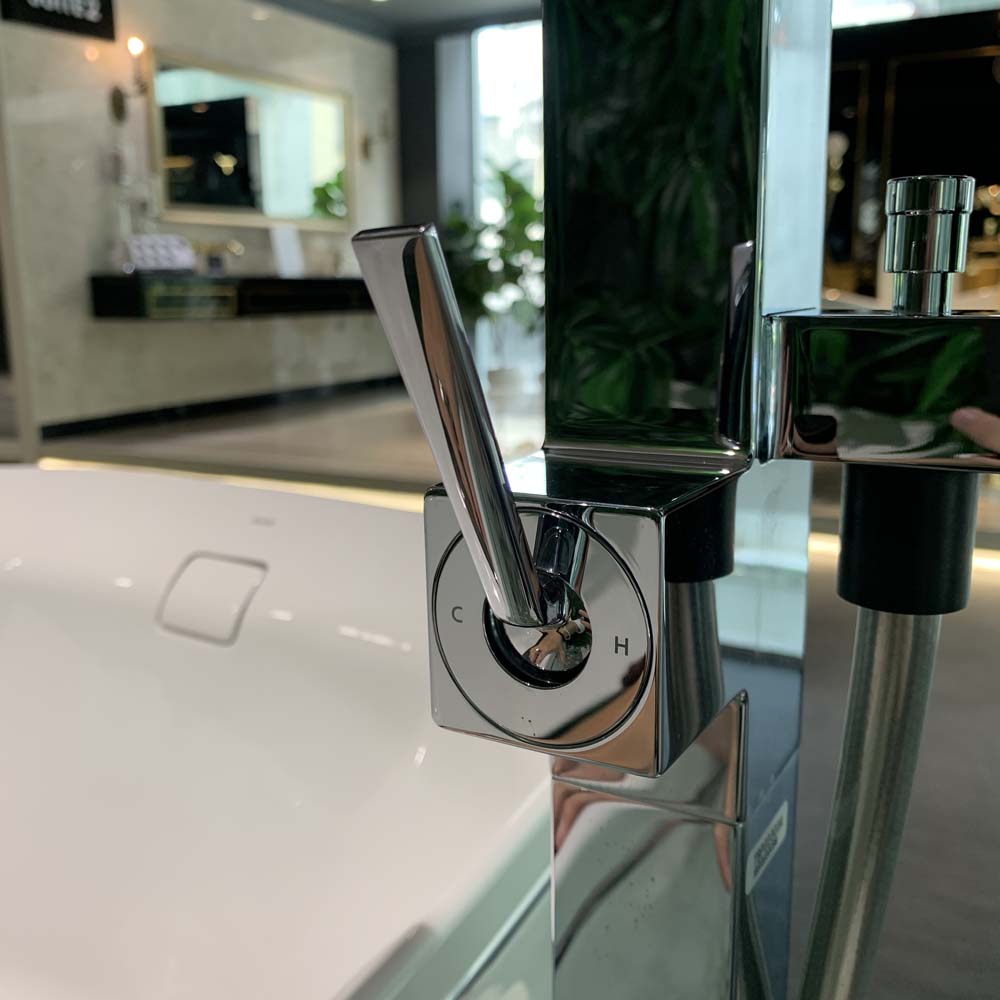 Vòi xả bồn tắm TOTO TBP02303AA đặt sàn nóng lạnh