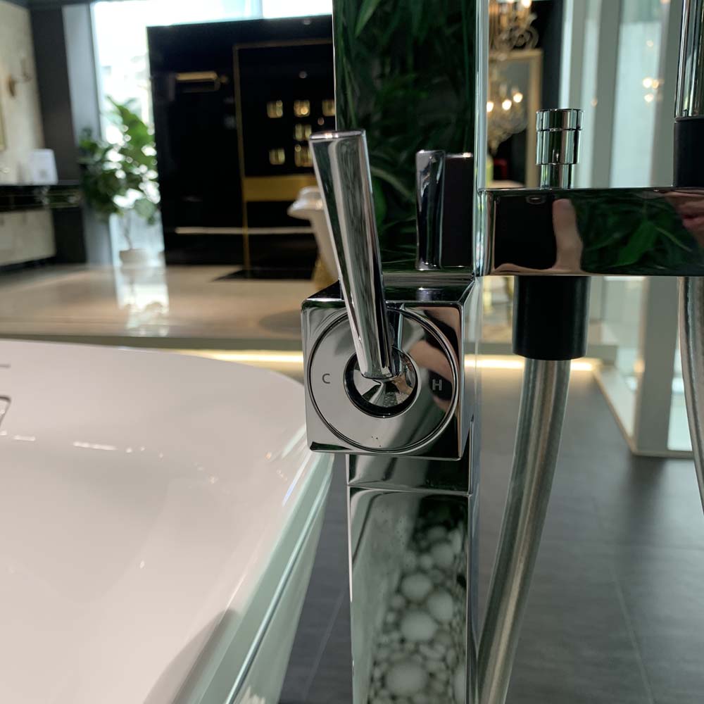 Vòi xả bồn tắm TOTO TBP02303AA đặt sàn nóng lạnh