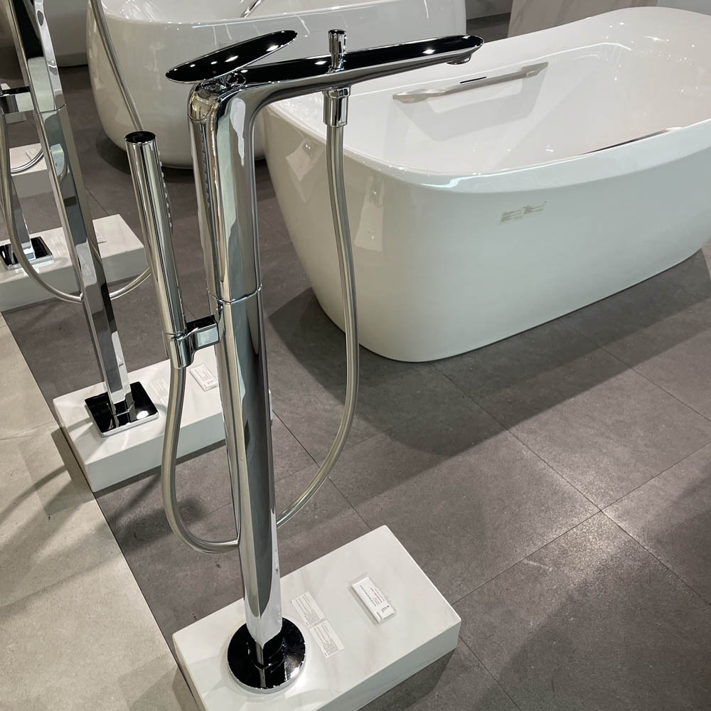 Vòi xả bồn tắm TOTO TBP03301AA TBN01105B đặt sàn nóng lạnh (kèm đế)