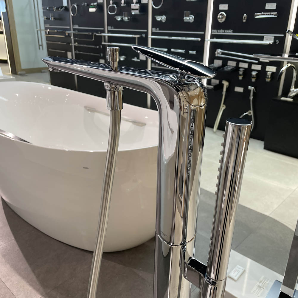 Vòi xả bồn tắm TOTO TBP03301AA TBN01105B đặt sàn nóng lạnh (kèm đế)