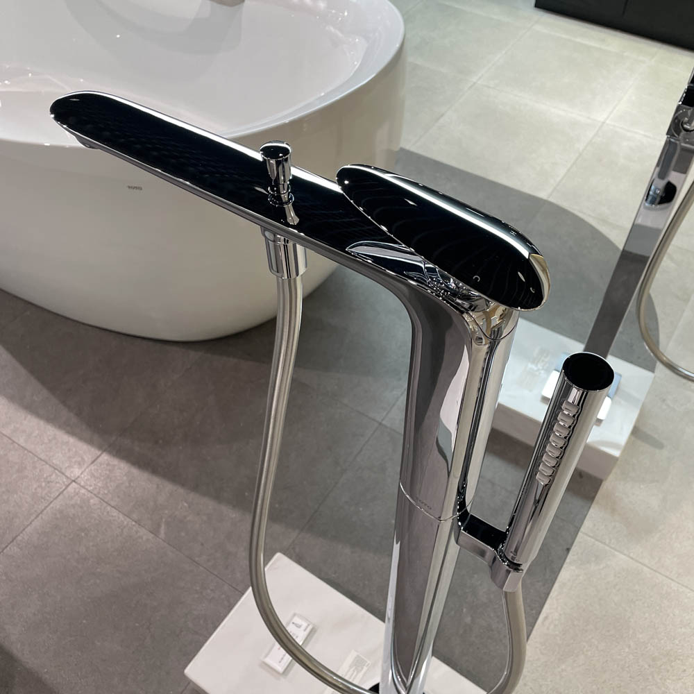 Vòi xả bồn tắm TOTO TBP03301AA TBN01105B đặt sàn nóng lạnh (kèm đế)