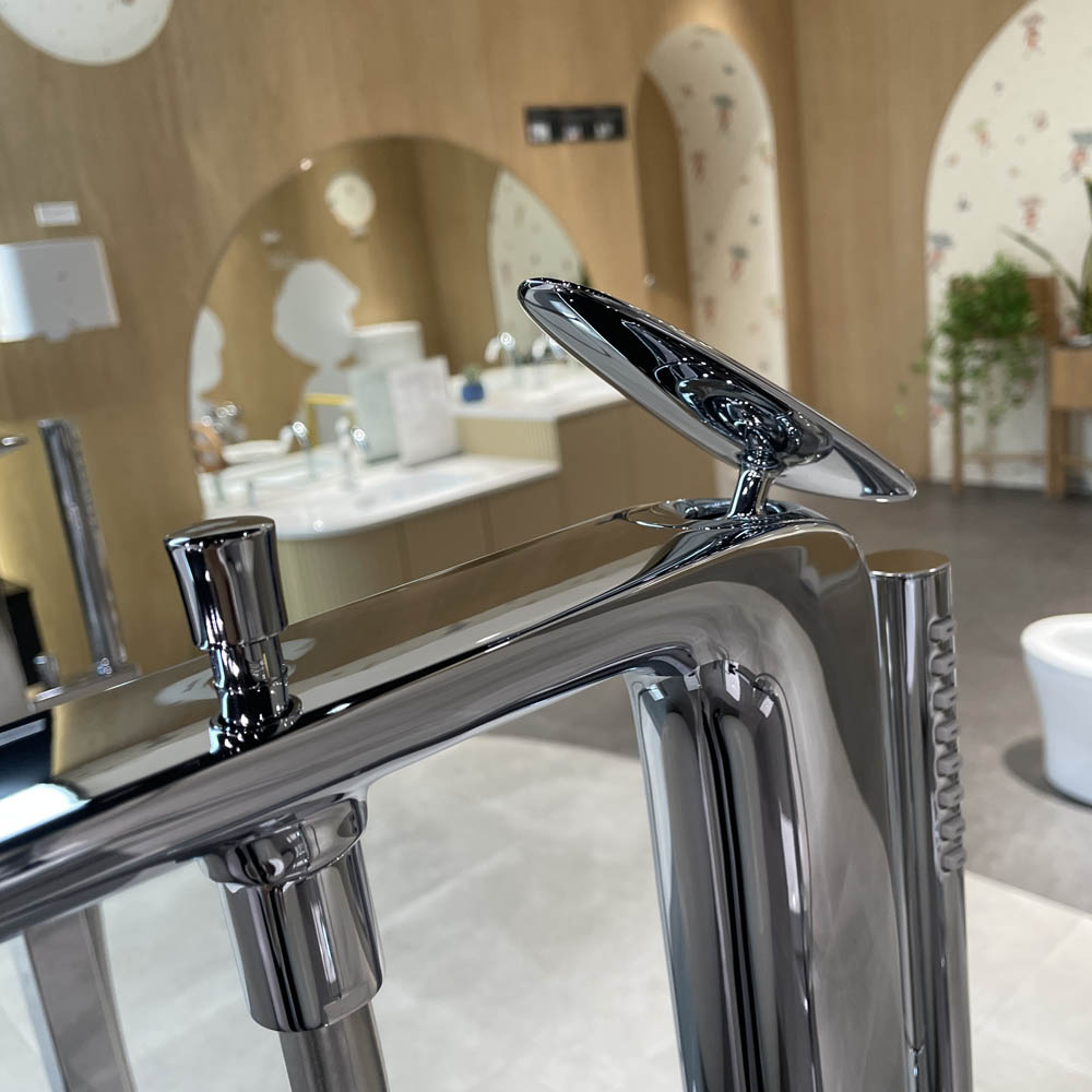 Vòi xả bồn tắm TOTO TBP03301AA TBN01105B đặt sàn nóng lạnh (kèm đế)