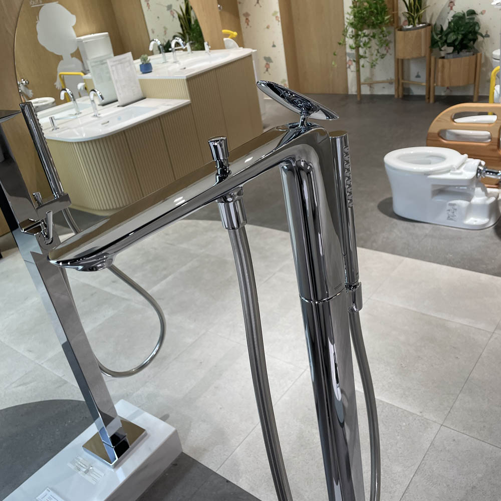 Vòi xả bồn tắm TOTO TBP03301AA TBN01105B đặt sàn nóng lạnh (kèm đế)