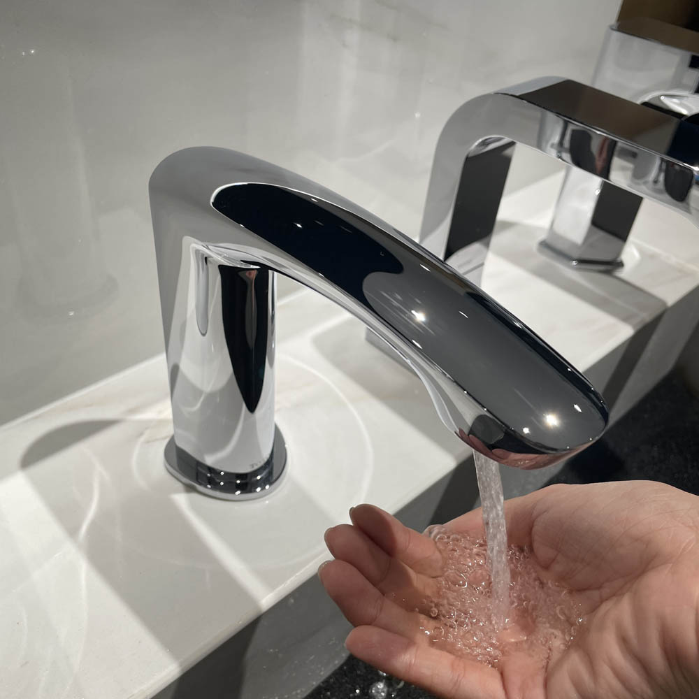 Vòi lavabo cảm ứng TOTO TLE22006A