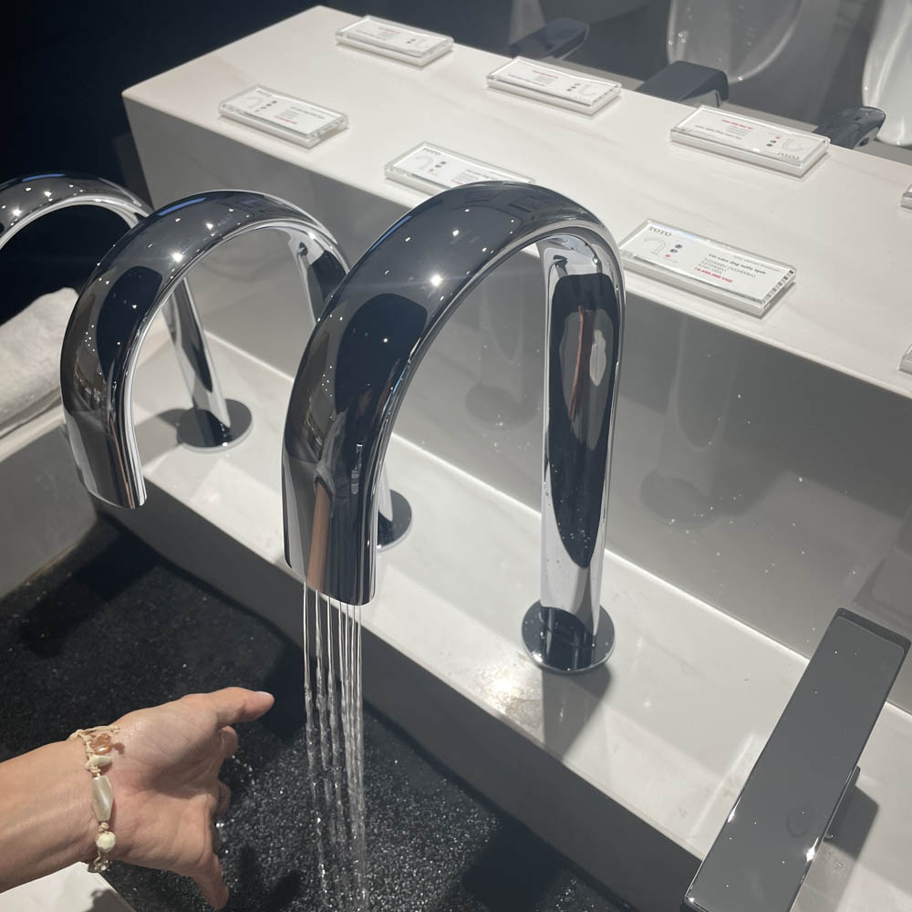 Vòi lavabo cảm ứng TOTO TLE24008A