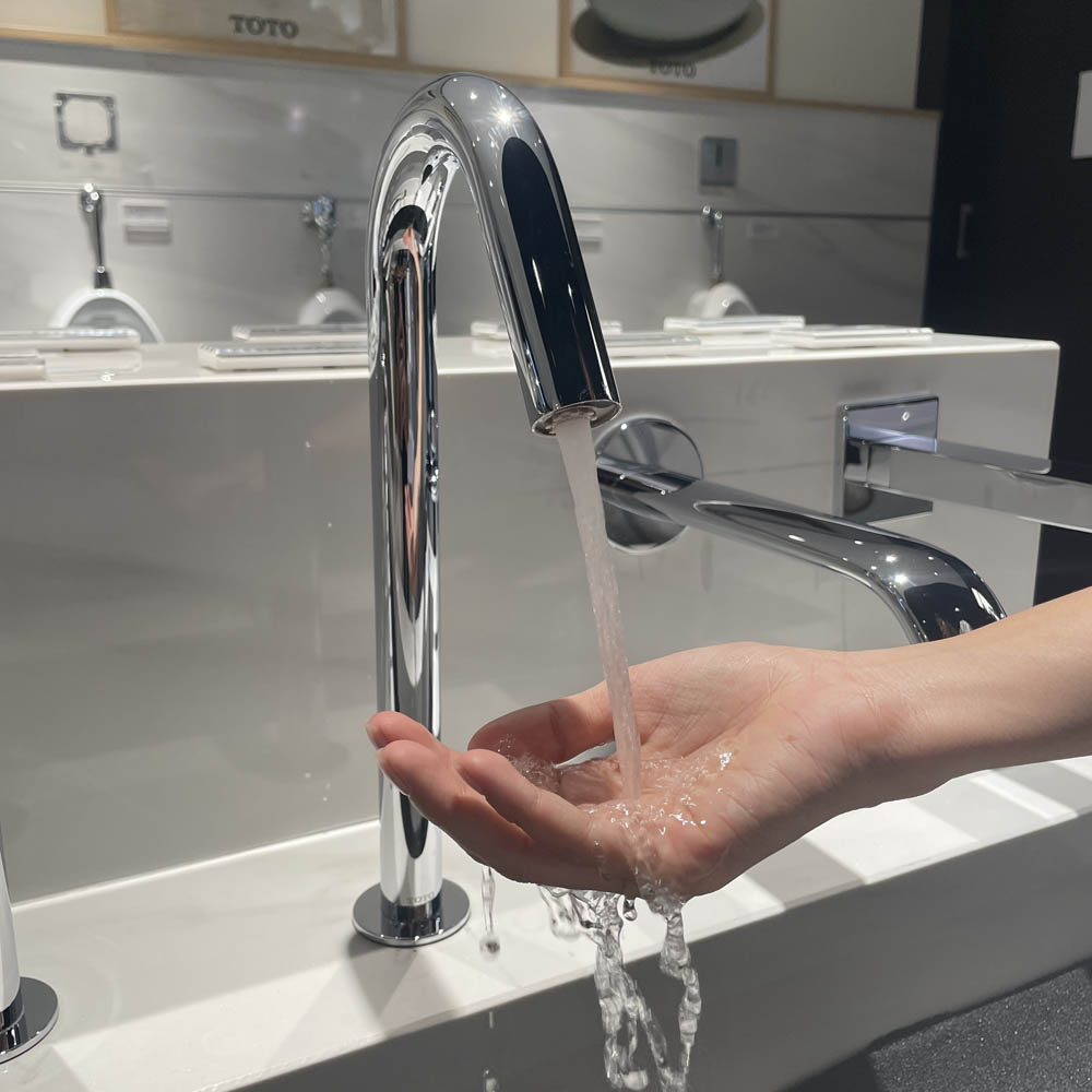 Vòi lavabo cảm ứng TOTO TLE26008V