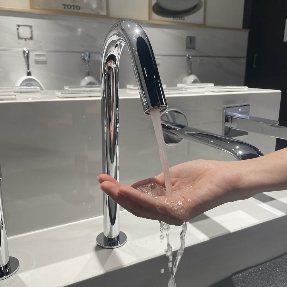 Vòi lavabo cảm ứng TOTO TLE26008V